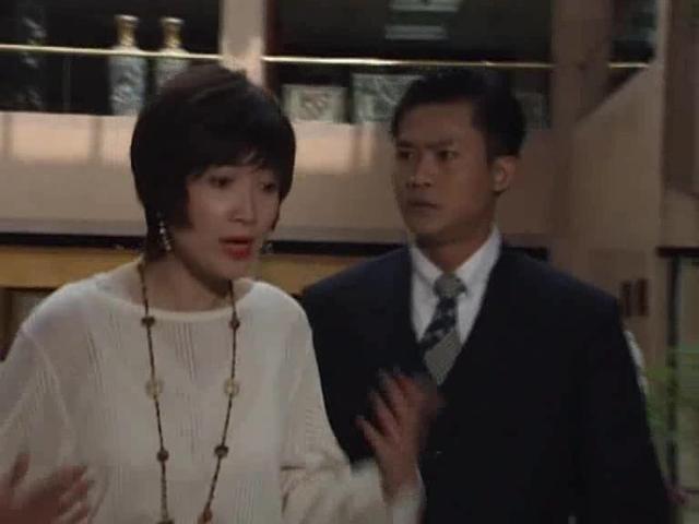 新加坡经典影视：老婆不放心帅气多金的老公，走一步跟一步