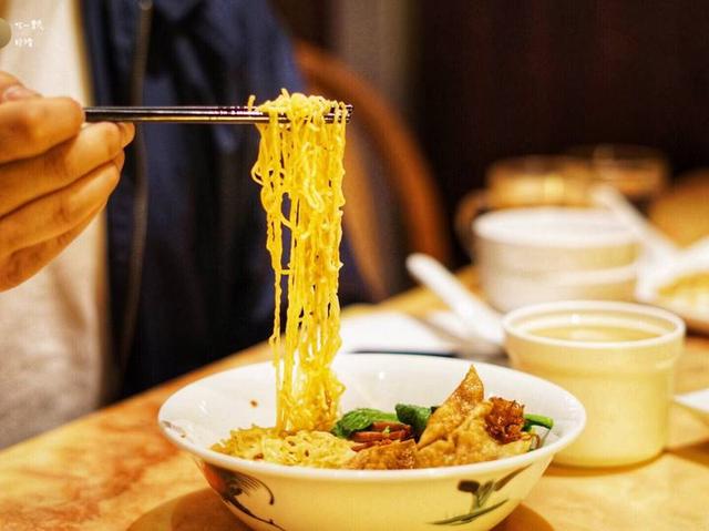 上海南洋菜探店-在老洋房寻得星岛钨节路纯正风味  星岛的钨节路是去新加坡必打卡的购物街，这条路上的海南鸡饭以及各类小吃非常让人留恋。这次去探的这家钨节路餐厅，就把这来自南洋的纯正好味搬到了上海。  这