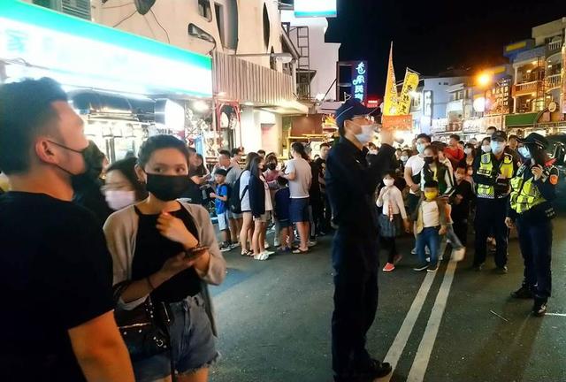 新加坡都要半封城了  医怒：台湾人却在连假开心出游