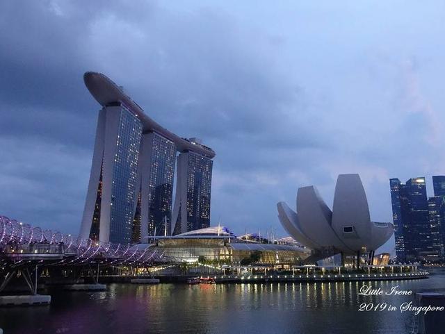 新加坡，一个超适合自由行的国度 1.语言：作为一个多民族存在的移民国度，新加坡的官方语定为英语，但这里深受华人文化影响、汉语的普及率非常之高，各大旅行景点基本都有中文服务。2.方便：公共设施，如机场、