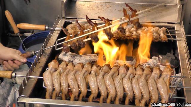 新加坡街头食品烧烤鸡翅。美食广场和小贩中心。