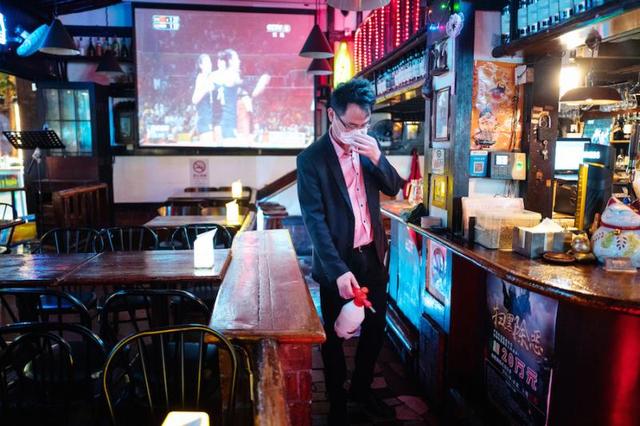 衡山路上开了26年酒吧，他还是第一次吃到“白板”……