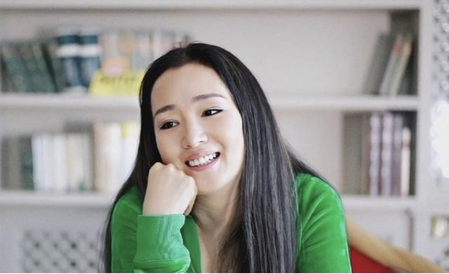 巩俐与黄和祥离婚13年：一个再婚嫁外国男人，一个单身依恋儿女