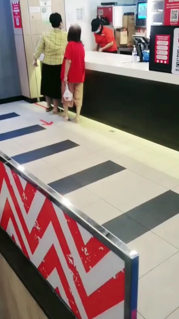 疫情下的新加坡人们越来越不理智了，大吼服务人员，吐口水不戴口