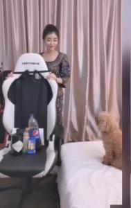 视频|当新加坡航空空姐在家憋久了会怎样？