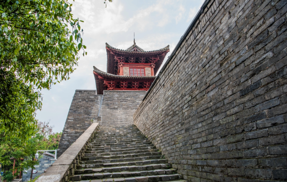 江西面积第一大的旅游城市，是马尔代夫的132倍，不是南昌九江