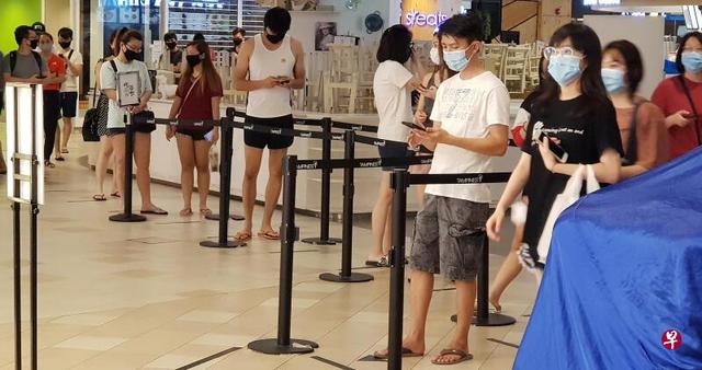 确诊破万，新加坡强令非必要商店停业，民众排百米长队理发喝奶茶