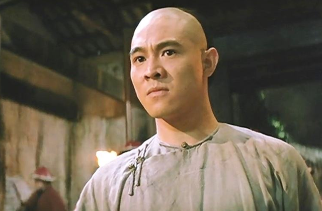 李连杰的一生，有两件事被人诟病：一是抛弃发妻，二是更改国籍