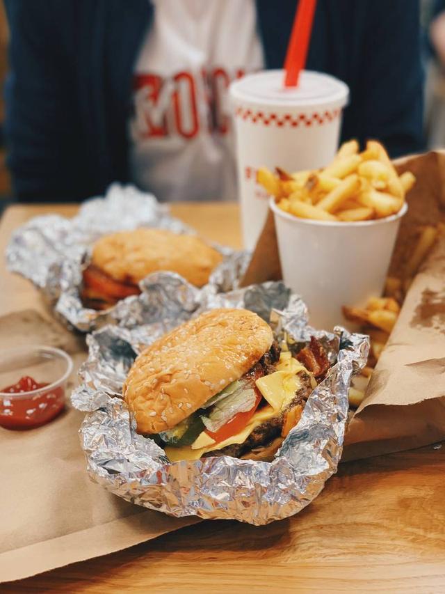 | 打卡连蜘蛛侠都喜爱的汉堡Five Guys  美国最受欢迎的汉堡Five Guys终于在新加坡开了首店啦，据说开业第一天就大排长龙。  和小伙伴约好下班就直接来Plaza Singapura排队了