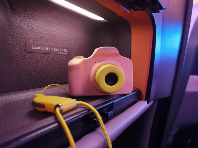 乘坐世界上最大的民航客机空客A380从北京飞往狮城新加坡。新加坡航空的服务确实好，由于航班超售，免费升成公务舱，一起来感受下A380的公务舱吧