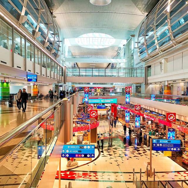 从澳洲飞欧洲基本上有三个路线：布里斯班～迪拜～欧洲（像伦敦，罗马，巴塞罗那等），阿联酋航空运行，2，布里斯班～新加坡～欧洲主要城市，新加坡航空公司运行，3，布里斯班～广州～欧洲主要城市。老外一般都会选