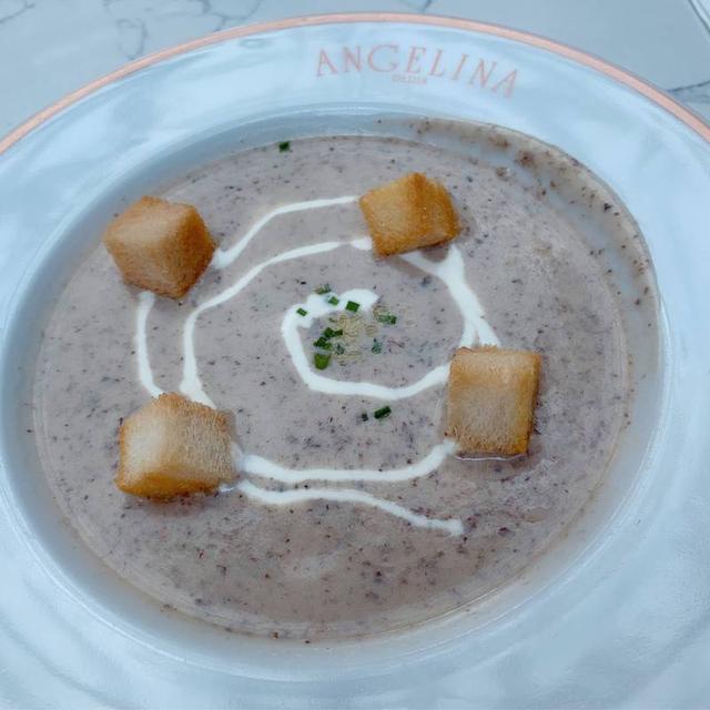新加坡金沙购物中心里的Angelina茶餐厅，今天试了下午餐套餐，蘑菇奶油浓汤，螃蟹酱汁意面还有招牌茶。茶特别好喝，食物也不错，就是意面小心溅到衣服哈哈！ 楼下还有糕点店铺，餐厅在购物B2中心中央的二