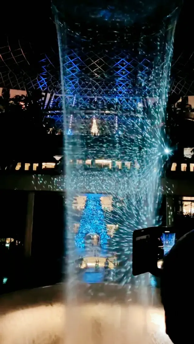 新加坡机场雨旋涡 (Rain Vortex)，位于“星耀樟宜”的中心位置