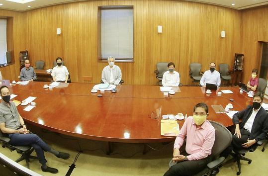 政府带头！新加坡内阁戴口罩开会，座位隔开