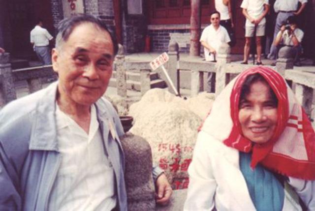 富赛李嘉诚，捐国2000亿，逝世后享国葬，如今后代如何了