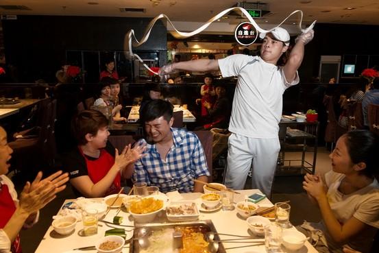 当新加坡人的海底捞涨价后，这家中国快餐狠狠打了它一个耳光