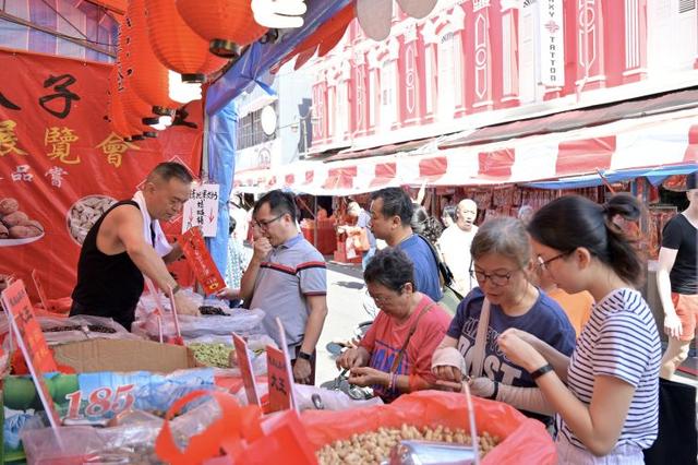 疫情下的新加坡侨胞：做些力所能及的事，守望相助