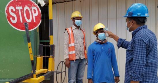 新加坡的建筑工人，为什么疫情感染风险高