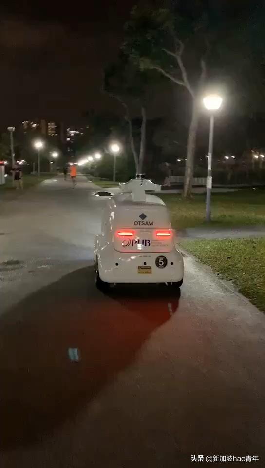 新加坡公园的小车🤖️
老母亲般喊话：安全距离，不要出门😊