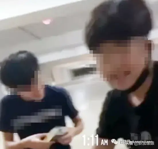 新加坡不让聚会偏要聚，几个小伙半夜公开聚餐直播，挑战谁