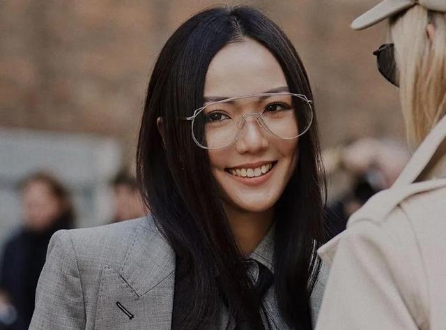 娇小型也能有强大气场？还把肤色晒成小麦色，这位时尚博主不简单