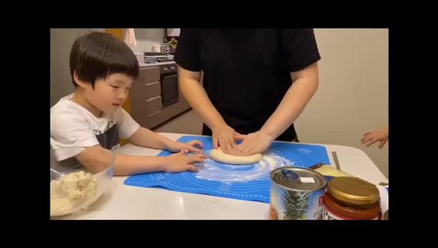 和孩子一起做pizza#烘培 #每日亲子陪伴 #新加坡