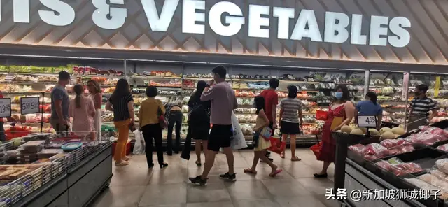 首次破百！激增120例！新加坡“封城”前，数百万人涌上街头！