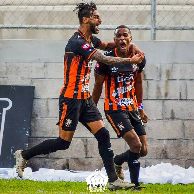 世界第二联赛球员戴口罩+橡胶手套抗议不停赛，老板：不敢踢开除