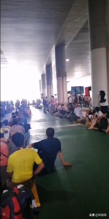 政策混乱 大批马来西亚人被迫受困于新柔长堤