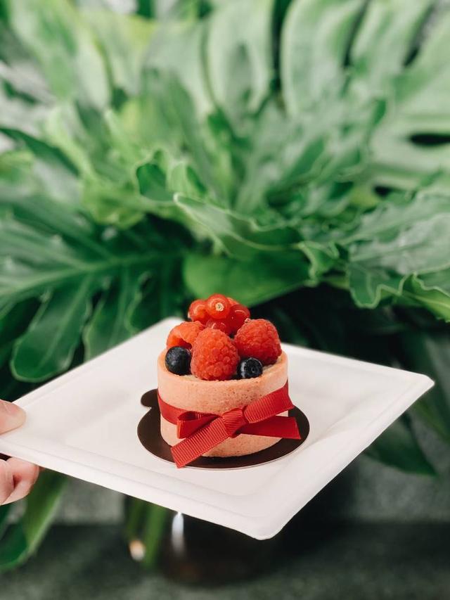 | 新加坡新晋网红甜品店  Origin + Bloom终于在金沙酒店开业啦，由行政甜点师Antonio Benites亲自设计的甜品，汲取了欧洲纯艺和工匠的设计灵感，让每一款甜品都精致又赋予美感。 
