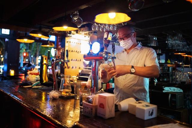 衡山路上开了26年酒吧，他还是第一次吃到“白板”……