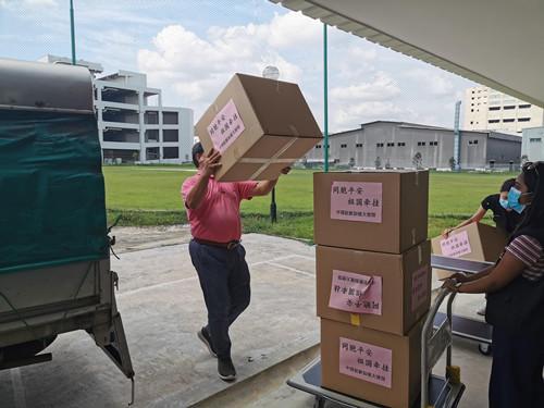 驻新加坡使馆为在新务工人员发放6万只口罩