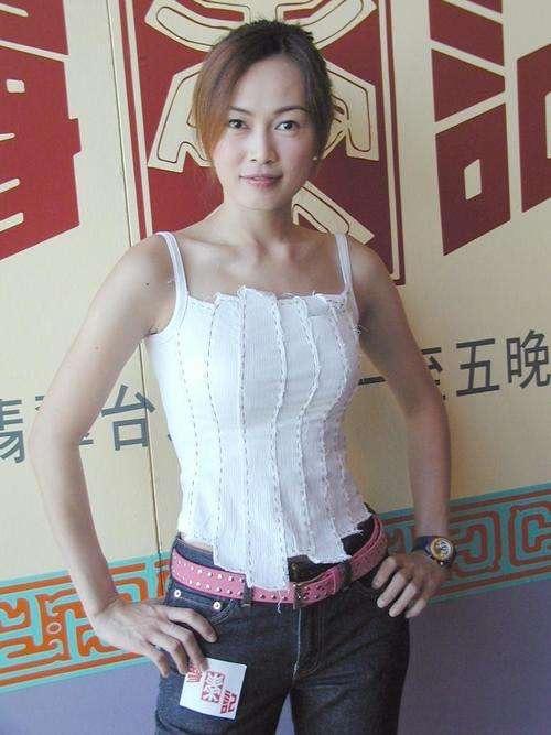 46岁姚莹莹穿紧身裙显凹凸感，曾穿泳装秀身材，还代言瘦身产品