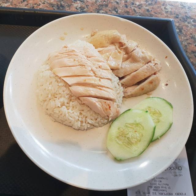 新加坡鸡饭远近闻名，很多家海南鸡饭或鸡饭都很不错，来到新加坡后我爱上鸡饭，天天都找鸡……饭吃，全新加坡各地区的鸡饭我应该差不多都吃过了吧！哈哈！你们也爱吃鸡饭吗？一起来跟我吃遍全新加坡的鸡饭吧！欢迎来