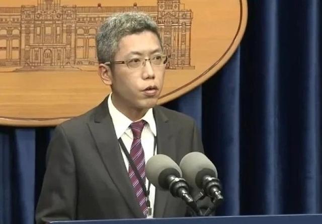 辽宁舰现身台海，蔡办“呼吁两岸和平”，台网友：Errrr……