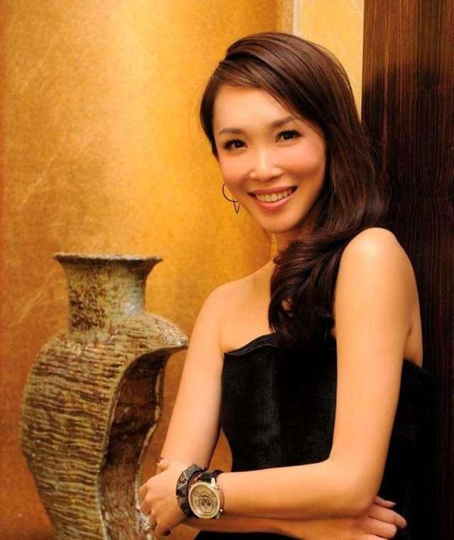 她被誉为新加坡“三大美人”之一, 因戏嫁给爱情, 后活成人生赢家