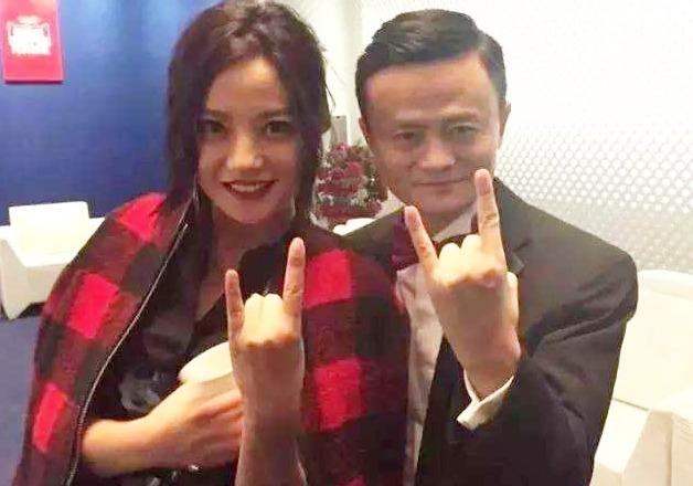 和马云交朋友的赵薇，是如何褪去自己演员外衣的？