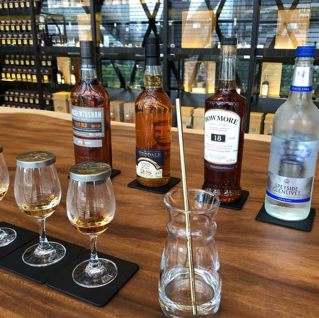 深藏在新加坡最高级商场停车库里的亚洲第一威士忌博物馆，不以盈利为目的，老板华人年纪大了喝不动了，只能看看了，里面一组40几年的威士忌老板是以100多万欧拍下的，藏馆区不许拍照，里面太多珍藏版（据说60