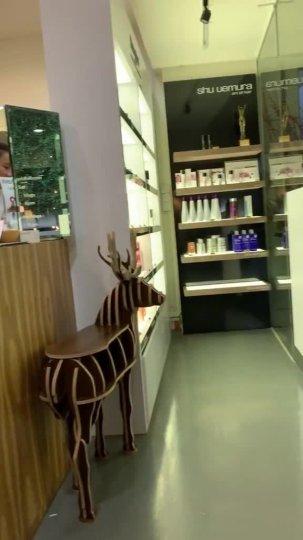 新加坡很多理发店，不洗头，一进店就给你剪头发，约10块钱。