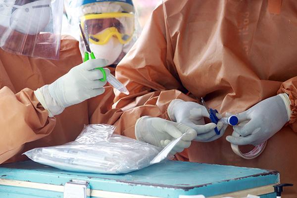 全球新冠病例超547万 美国两名确诊发型师或感染140人