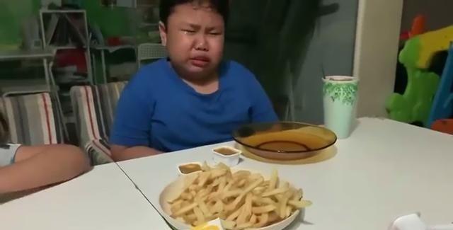 太可爱！新加坡男孩封锁数月后第一次吃麦当劳，握着鸡块嚎啕大哭