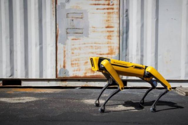 新加坡由机器人当防疫员，外形似狗能爬楼能负重