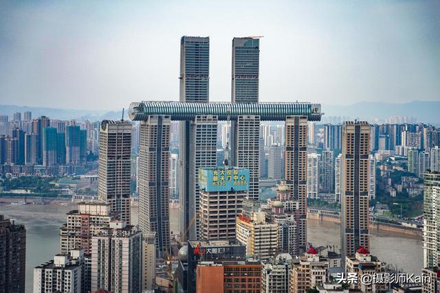 重庆最显眼的地标建筑，外地游客抢着参观，本地人却不喜欢