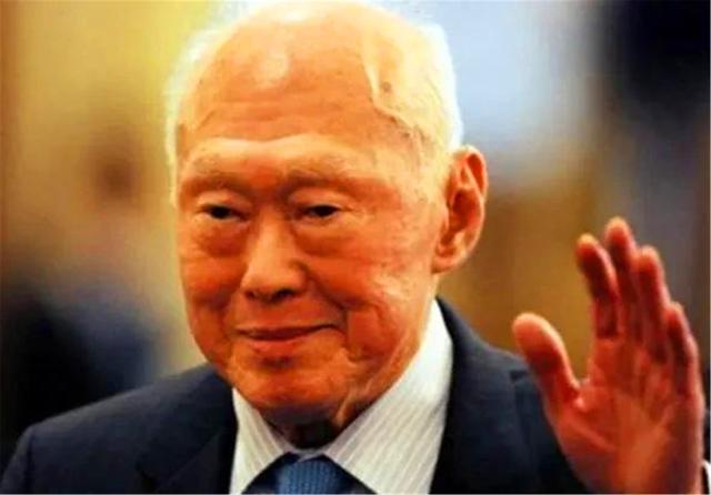 新加坡大多为华人，一独立却废除汉语，新加坡总理：汉语有个劣势