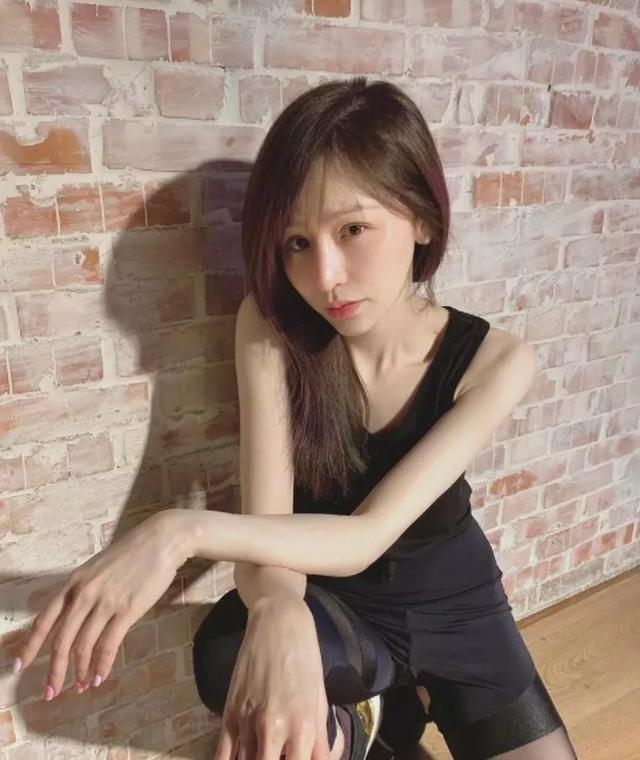 38岁王心凌晒运动美照，穿紧身透视裤性感诱人，太有活力了