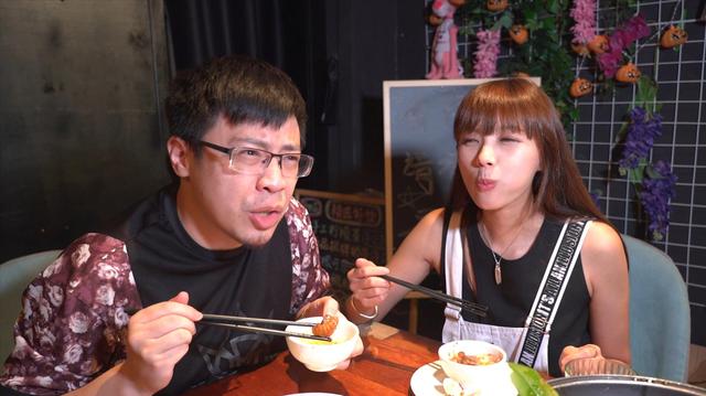 魔鬼鱼，配上新加坡的叻沙酱，真是“吃过一次就冇得反转头”！