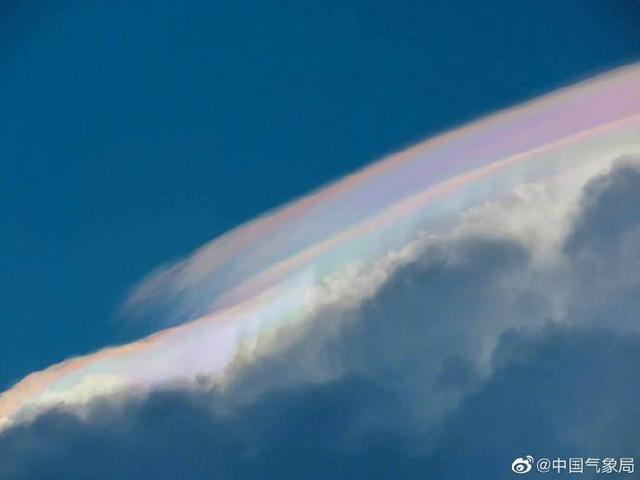 新加坡淡滨尼上空的“彩虹云”爱了爱了