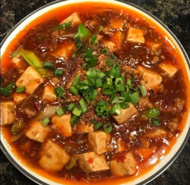 这才是麻婆豆腐的正宗做法，色泽淡黄，豆腐嫩白而有光泽