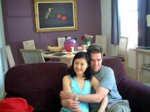 央视主持人远嫁英国，如今49岁事业爱情一败涂地，想回国发展