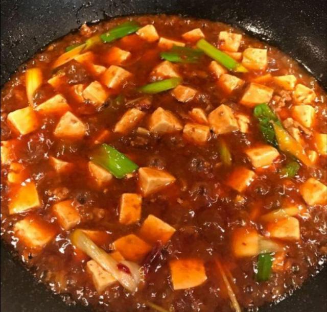 这才是麻婆豆腐的正宗做法，色泽淡黄，豆腐嫩白而有光泽